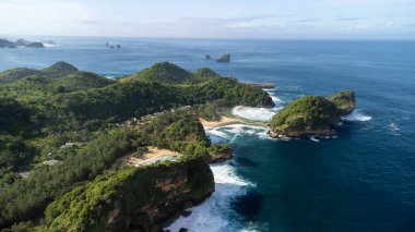 Java Adası 'ndaki Batu Bengkung Sahili' nin bir şekli, insansız hava aracı kullanıyor.