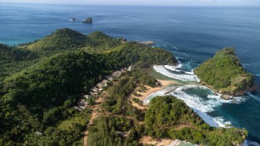 Uzaktan bakıldığında Malang, Doğu Java, Endonezya 'da gözde bir plaj olan Batu Bengkung plajıdır.