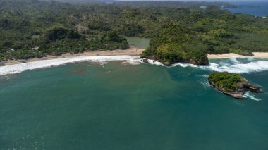Sahilde birleşen kayalıkların ve nehirlerin olduğu Ungapan Sahili 'nin görüntüsü.