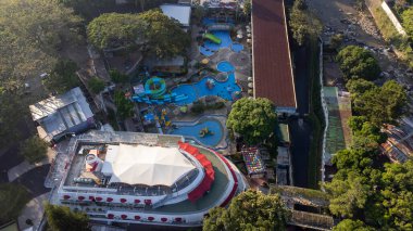 Yüzme havuzu bölgesinde büyük bir tekne binası. Burası Doğu Java, Endonezya 'da.