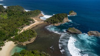 Batu Bengkung Sahili, Endonezya 'da küçük adaları olan Beyaz Kum