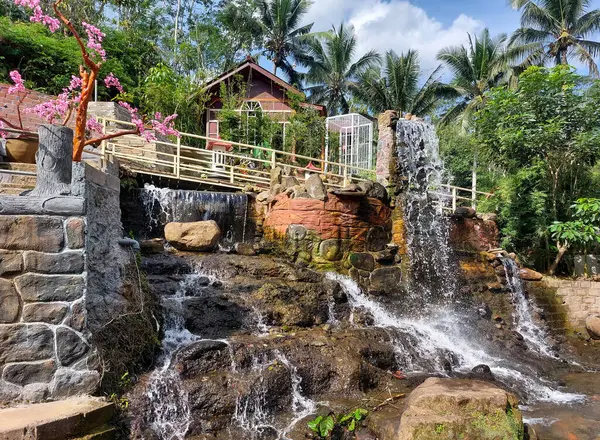 Endonezya 'daki Tanaka Şelalesi' ndeki su akışı en ilginç yerlerden biridir.