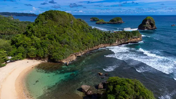 Watu Leter Sahili 'ndeki tepe canlı renklerde tekne binaları içeriyor.