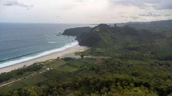Plajdaki öğleden sonra atmosferi hafif bulutlu gökyüzü, soğuk hava. Mondangan Sahili, Doğu Java, Endonezya
