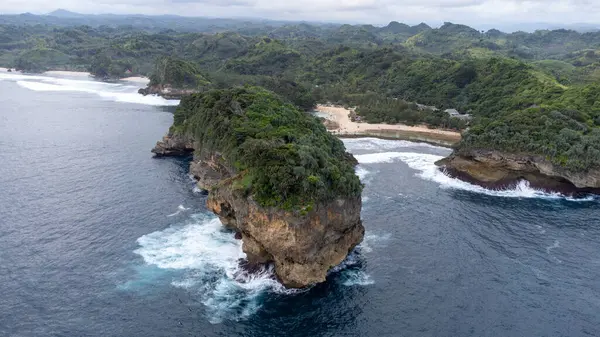 Endonezya 'nın Doğu Java Adası' ndaki Batu Bengkung Sahili ilginç plajlardan biridir. Plajda büyük kayalar var ve çok ziyaretçi yok.