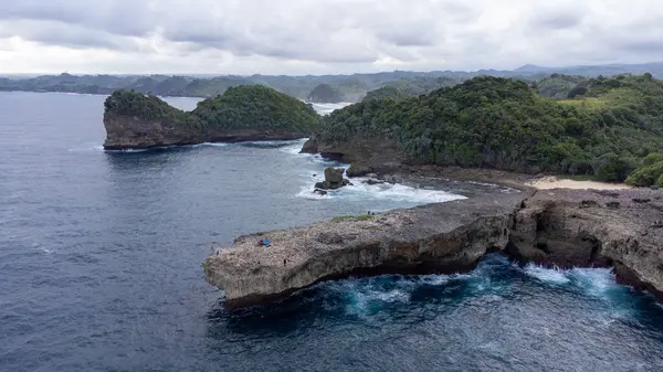 Aerial View, Batu Bengkung plajı ve Watu Lepek plajını kapsayan geniş bir manzaraya sahiptir.