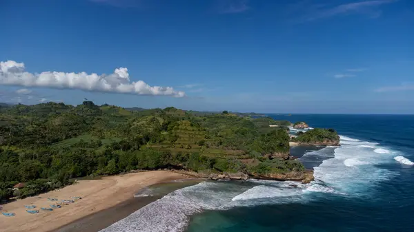 Güney Malang, Java Adası, Endonezya 'daki Nganteb Sahili' nin tepesinden mavi gökyüzü ve az bulutlu görüntüler