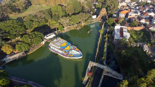 Tekne ormanla çevrili küçük bir gölün ortasında ve Endonezya 'da yer almaktadır.