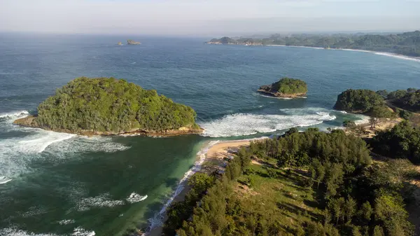 Tanjung Penyu Mas Sahili 'nin sahil şeridi ve tepeleri gün içinde Java Adası' nda, Endonezya 'da görüldü.
