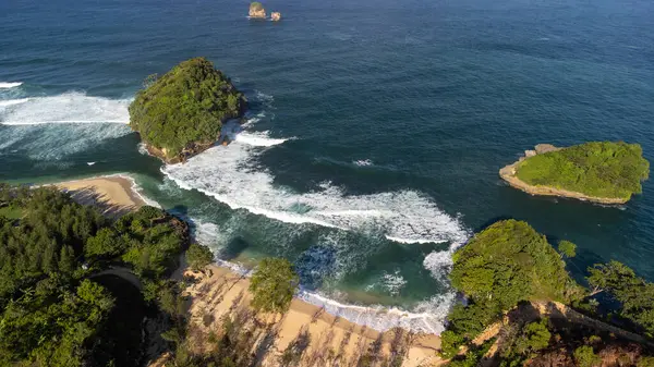 Tanjung Penyu Mas Plajı İHA görüntüsü kullanıyor.
