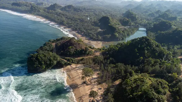 Tanjung Penyu Mas Sahili 'nin sahil şeridi ve tepeleri gün içinde Java Adası' nda, Endonezya 'da görüldü.