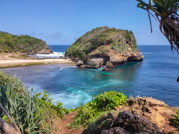 Güney Malang, Doğu Java, Endonezya 'daki Batu Bengkung Sahili' nin güzel manzarası