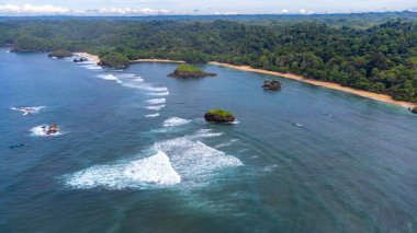 Kondang Merak Beach, Endonezya 'nın Doğu Java eyaletinde yer alan bir plajdır. Büyük dalgaları ve birkaç küçük kayası var..