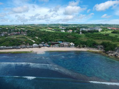 Balangan Sahili 'nden yeşil ada kayalıkları, açık gökyüzü ve koyu mavi deniz manzarası