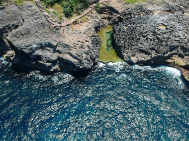 Nusa Penida Adası, Bali Endonezya 'daki Melek Billabong Sahili' nden hava görüntüsü.