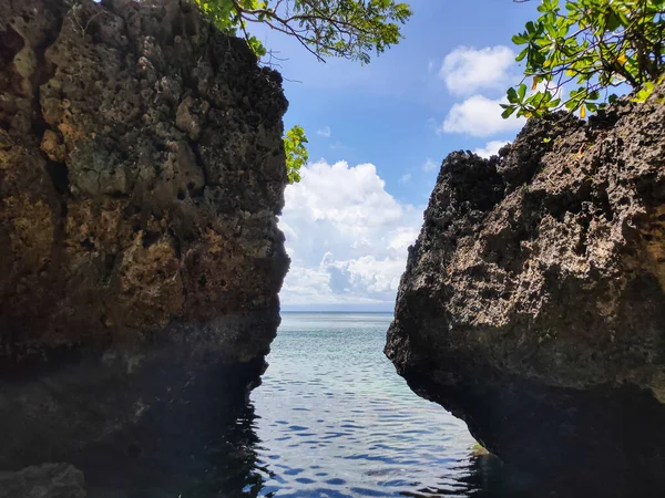 Padang Padang Sahili, Bali Endonezya 'daki taşların dokusu büyük ve kıyı şeridinde yer alıyor.