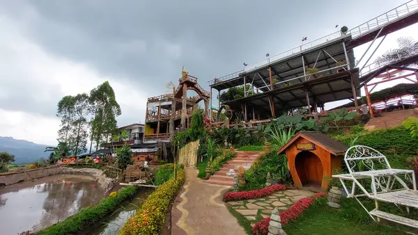 Malang, Endonezya - 22 Temmuz 2022: Roudh 78 Mutfak Turizmi, Pujon Kidul, Doğu Java, Endonezya 'da yer alan çok ilginç doğal manzaralar sunmaktadır.