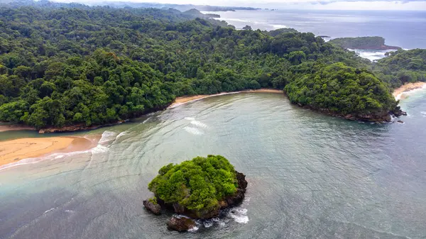 Sabah atmosferi Kondang Merak Sahili, Doğu Java 'da dalgalar durgunken.