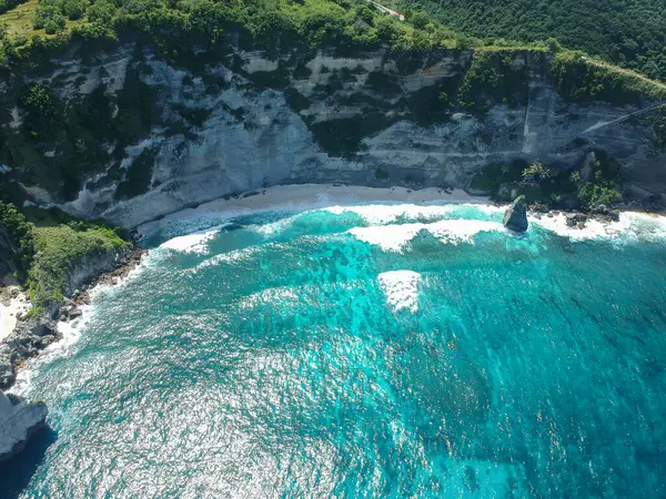 Diamond Beach, Bali Endonezya 'daki Nusa Penida Adası' nda. Burası çok yüksek uçurumları olan egzotik bir sahil.