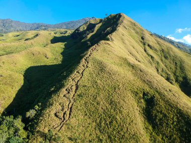Lincing Hill tırmanılacak bir yol olarak görülebilir. Burası Doğu Java, Endonezya 'da.