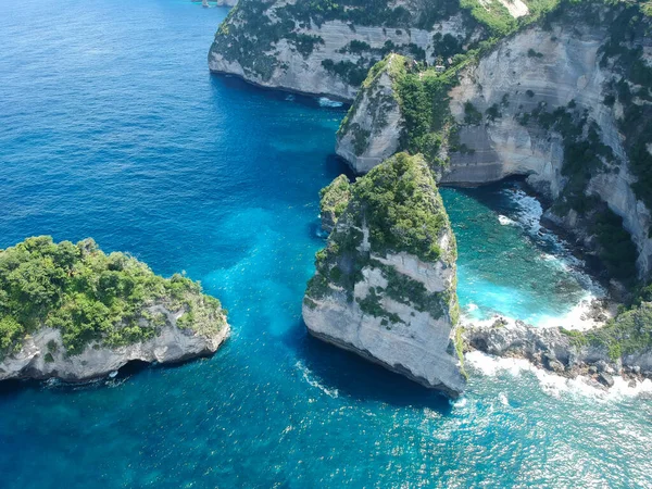 Diamond Beach, Bali Endonezya 'daki Nusa Penida Adası' nda. Burası çok yüksek uçurumları olan egzotik bir sahil.