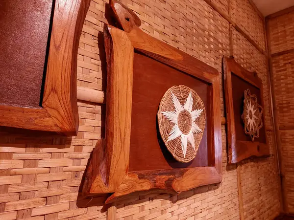 Tahtadan yapılmış eşsiz bir duvar süsü.