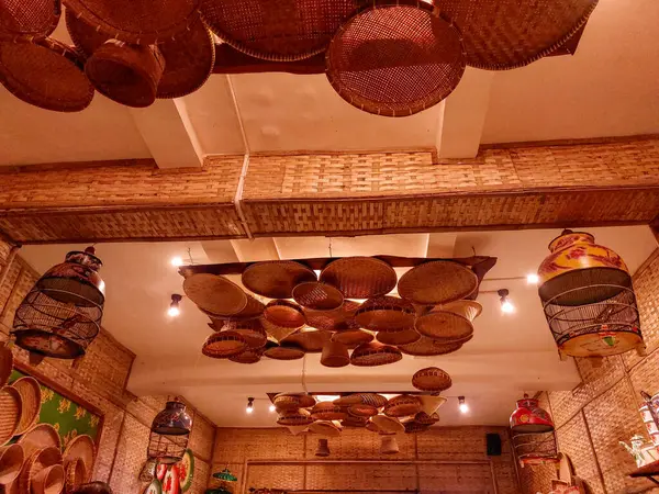 Odanın içinde duvar ve çatı dekorasyonu