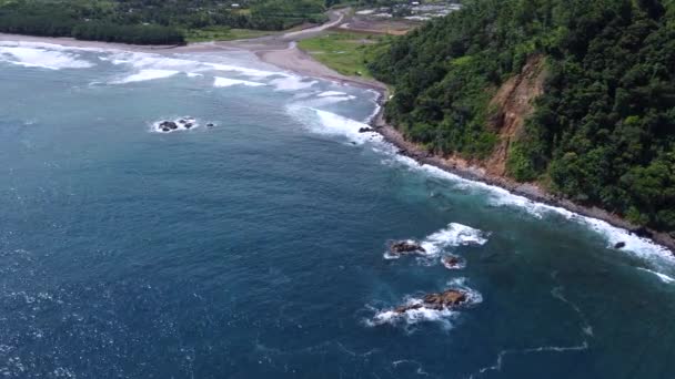 印度尼西亚东爪哇Pantai Jolosutro的空中景观 海滩外的侧视图 — 图库视频影像