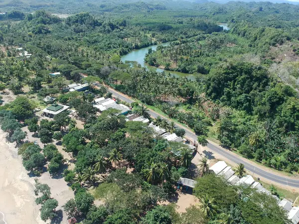 Doğu Java 'nın güney rotası kıyıda yer almaktadır.