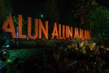 Alun-Alun Malang Şehri gece yazılmış, parklarla çevrili, Endonezya