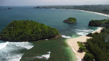 Kıyı şeridinin güzel kıvrımları küçük bir adaya ve büyük dalgaların çarpmasına yakındır.