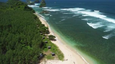 Sahilden, tropikal ormanlardan ve okyanustan Tanjung Penyu Mas Plajı 'na bakınız.