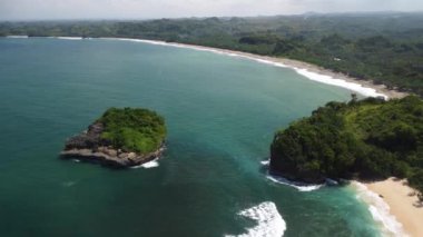 Tanjung Penyu Mas Sahili 'nin arkasındaki manzara çok geniş bir okyanus ve çok uzun bir plaj.