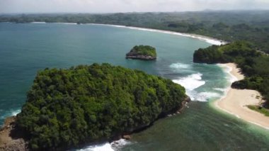 Tanjung Penyu Mas Plajı 'nda tropikal ağaçlarla kaplı küçük bir ada bulunmaktadır.