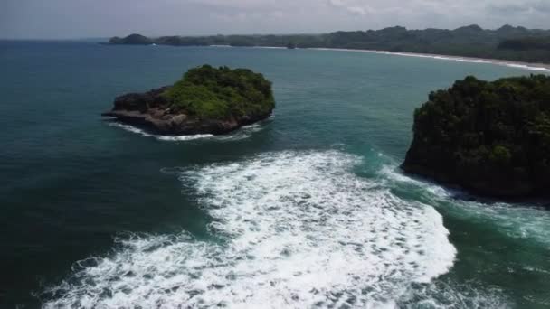 Небольшой Остров Расположенный Рядом Скалами Большими Волнами — стоковое видео
