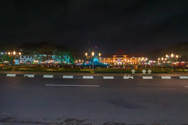 Malang, Endonezya - 13 Kasım 2023: Bölge Tugu Anıtı ve BalaiKota Malanesia - Endonezya