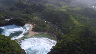 Batu Bengkung Sahili 'nden hava görüntüsü Malang, Doğu Java, Endonezya' da yer almaktadır.