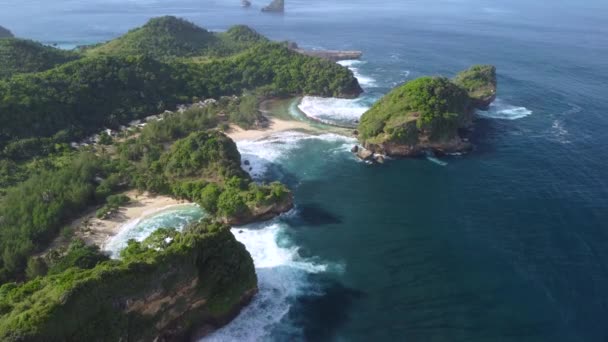 位于印度尼西亚东爪哇马兰的Batu Bengkung海滩的空中景观 — 图库视频影像
