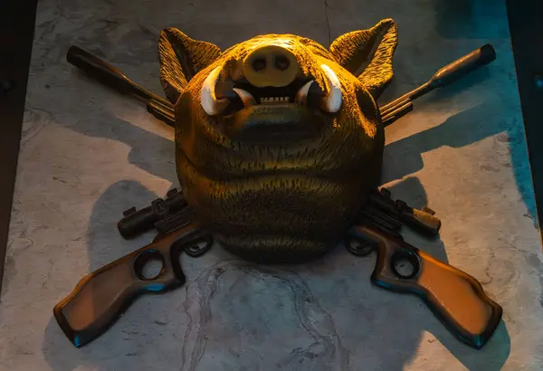 Silahlı şirin bir domuzun heykeli.