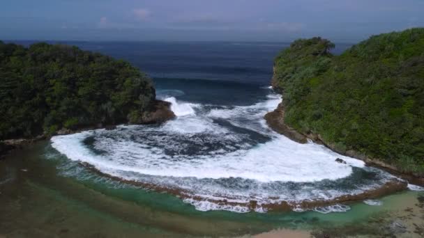 位于印度尼西亚东爪哇马兰的Batu Bengkung海滩的空中景观 — 图库视频影像