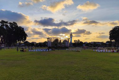 Blitar, Endonezya - 09 Eylül 2024: Alun Alun Kota Blitar 'da park, yeşil çimenler ve öğleden sonra gökyüzü.