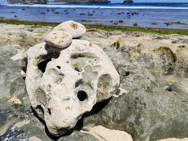 Plaj taşının dokusu çok güzel ve benzersiz desenlerle dolu.