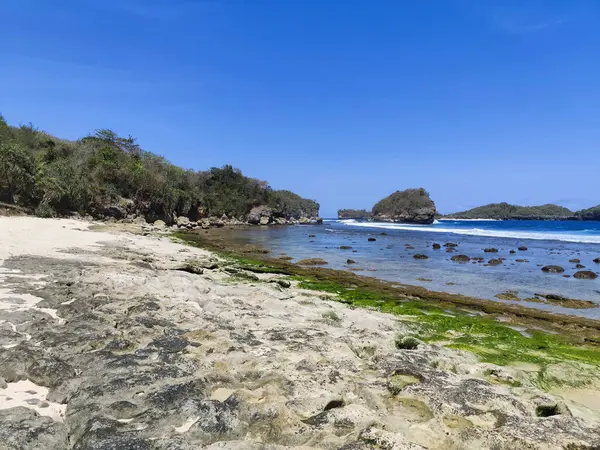 Doğu Java, Endonezya 'daki Peh Pulo Sahili, mavi denizi ve çok beyaz kumları ile.