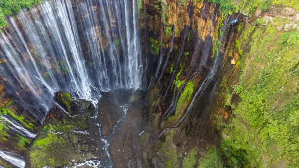 Tumpak Sewu Şelalesi 'nin yukarıdan hava görüntüsü