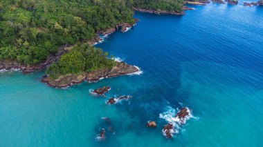Lenggoksono Sahili 'nde mavi suları ve adaları olan tropikal bir sahil manzarası.