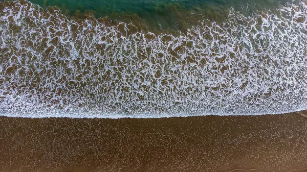 Sandy Sahili 'ne düşen dalgaların hava görüntüsü