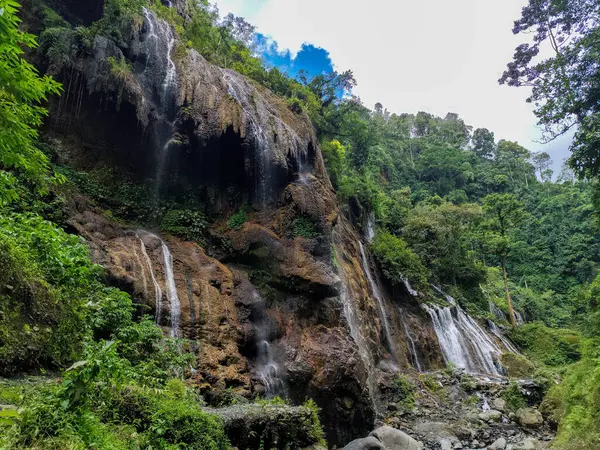Tumpak Sewu 'da nehir ve tropikal ormanları olan Tetes Mağarası