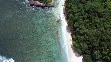 Beyaz Kum Sahili ve İkonik Watu Leter Adası Hava Görüntüsü Doğu Java, Endonezya