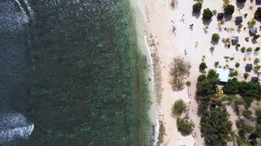 Beyaz Kum Sahil ve Küçük Ada Doğu Java, Endonezya Kuş Gözlü İnsansız Hava Aracı Görünümü