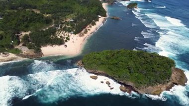 İnsansız Hava Aracı Uçağı Küçük Ada ve Eğri Kıyı Şeridini Gösteriyor Doğu Java, Endonezya